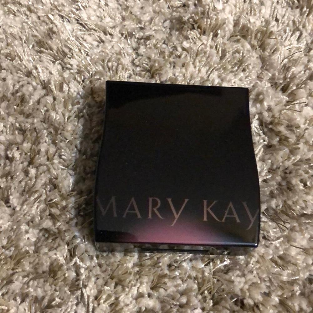 Mary Kay sheer Mineral pressed powder foundation - Picture 9 of 12